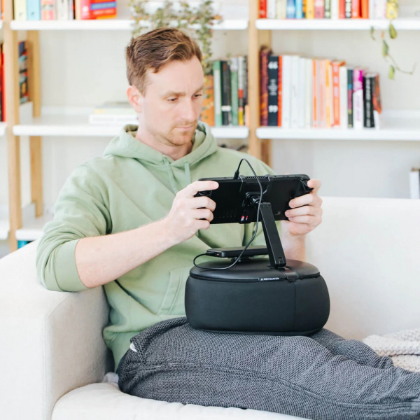 Mechanism Gaming Pillow — подушка для комфортного гейминга с держателем для смартфона или портативной консоли