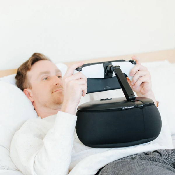 Mechanism Gaming Pillow — подушка для комфортного гейминга с держателем для смартфона или портативной консоли