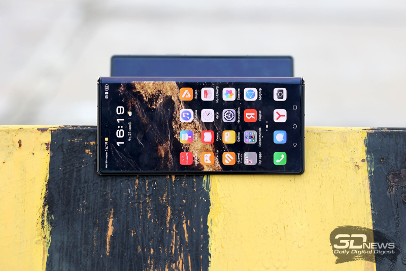 Первый взгляд на тройной складной смартфон HUAWEI Mate XT Ultimate