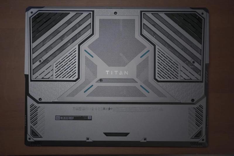 MSI Titan 18 HX AI A2XWX: Ноутбук с титанической работоспособностью