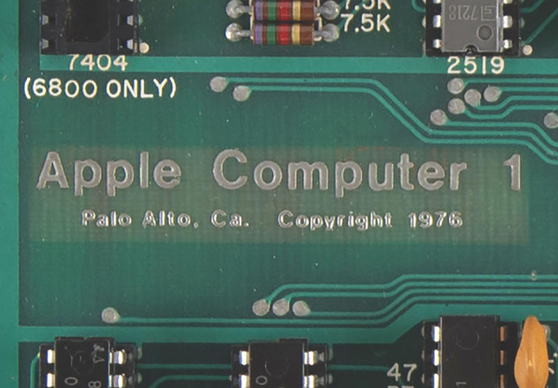 Один из девяти компьютеров Apple-1 в оригинальном деревянном корпусе выставили на аукцион
