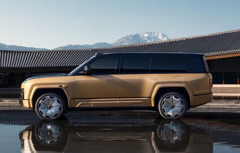 Флагманский внедорожник BYD YangWang U8L за $179 800 предлагает 1180 л.с. и разгон за 3,5 секунды до «сотни»