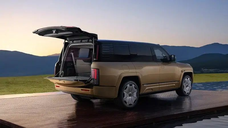 Флагманский внедорожник BYD YangWang U8L за $179 800 предлагает 1180 л.с. и разгон за 3,5 секунды до «сотни»