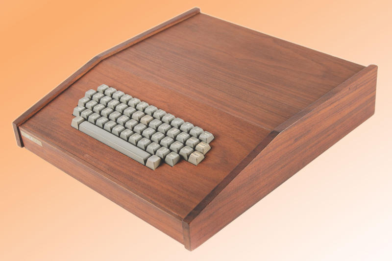 Один из девяти компьютеров Apple-1 в оригинальном деревянном корпусе выставили на аукцион