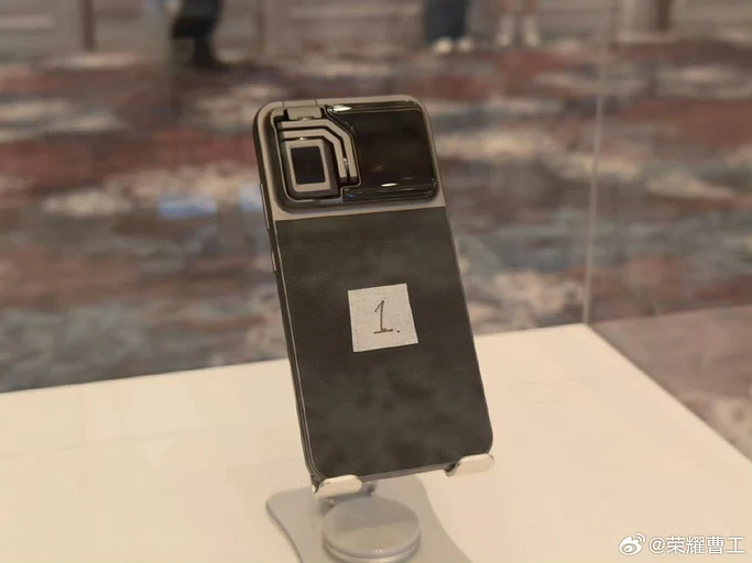 HONOR показала уникальный смартфон Robot Phone с выдвижным объективом с роботизированной ножкой