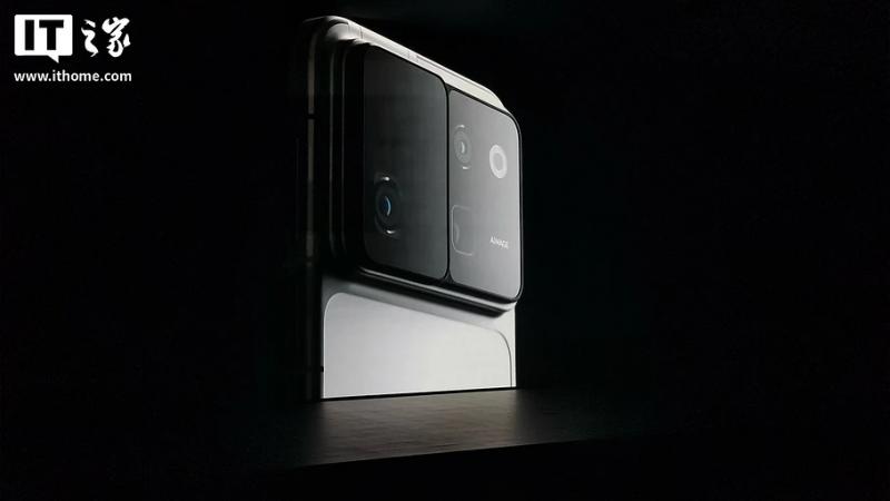HONOR показала уникальный смартфон Robot Phone с выдвижным объективом с роботизированной ножкой