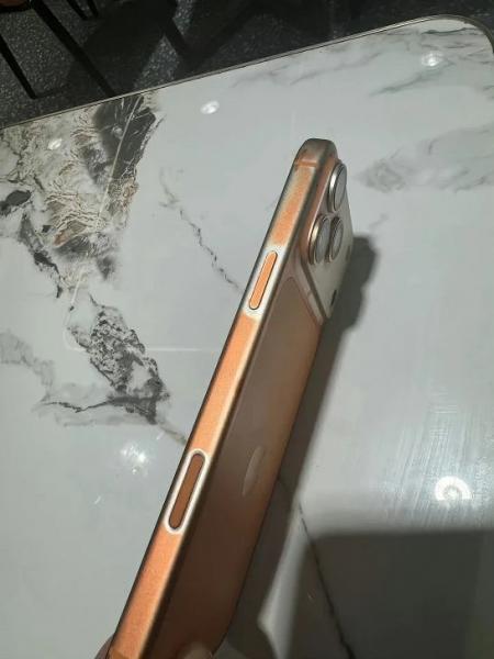 С iPhone 17 Pro можно полностью стереть краску обычной влажной салфеткой